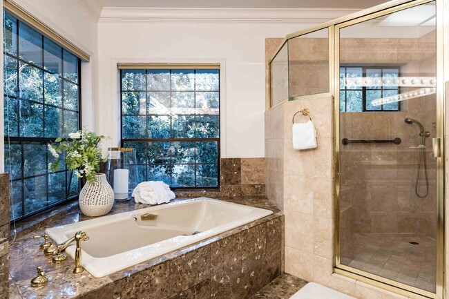 Building Photo - Luxurious Short Term Lease in Atherton: Ov...