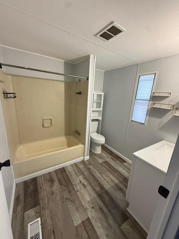 Building Photo - 224 Pinewood St