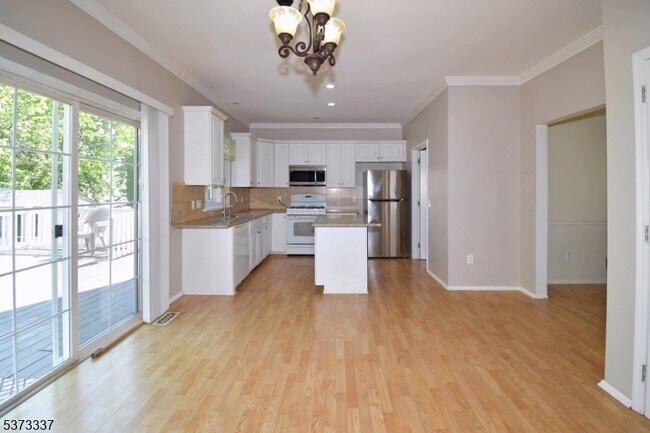 Building Photo - 65 Vones Ln