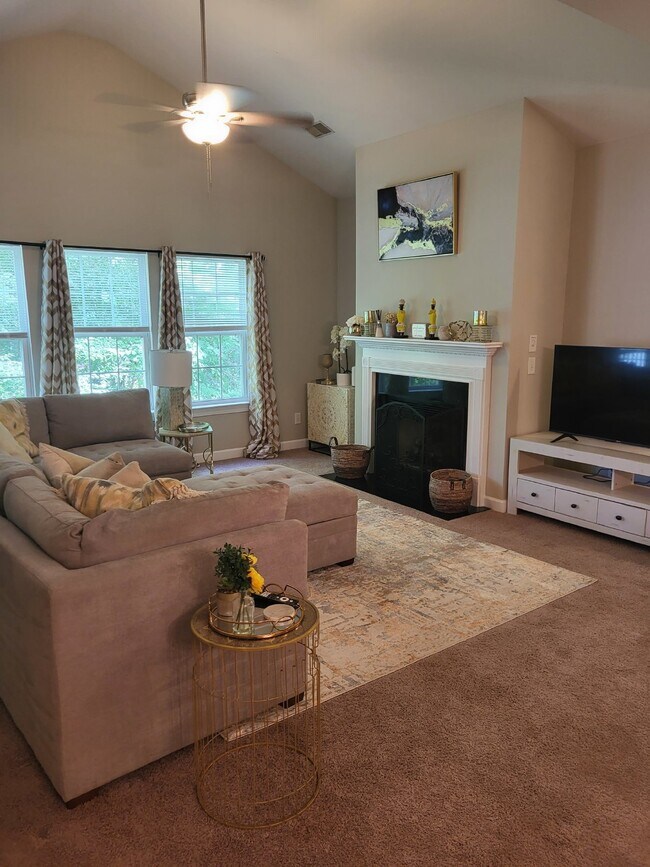 Building Photo - 407 S Elgin Ct