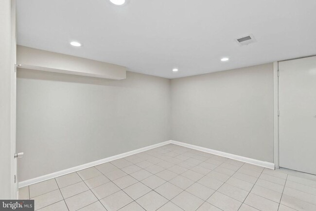 Building Photo - 1615 Fairlawn Ave SE