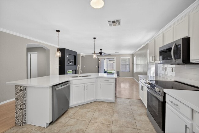 Building Photo - Updated House in Chandler Community