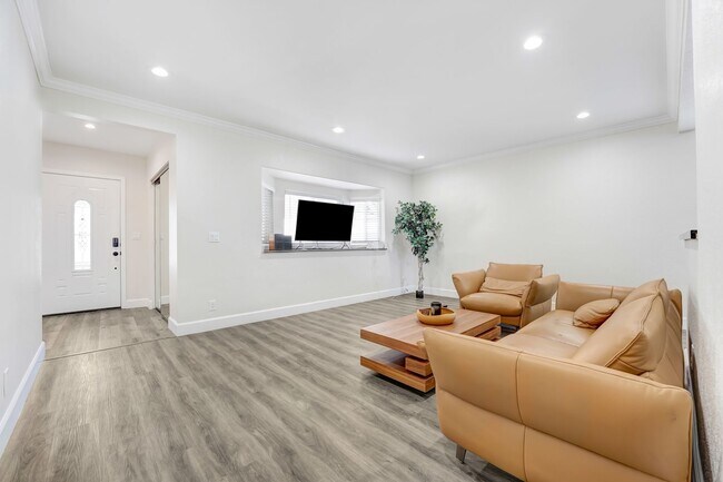 Building Photo - Secluded 3/2 in the heart of Sylmar