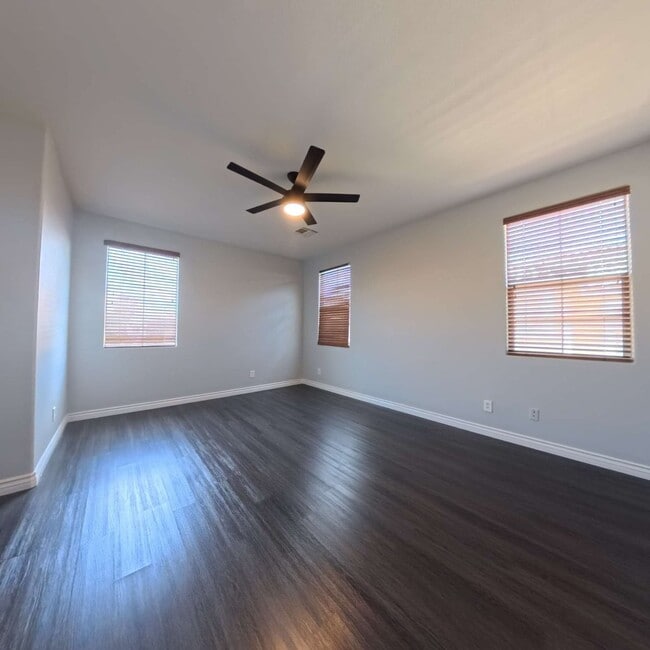 Building Photo - 2Bedroom With Attached Car Garage