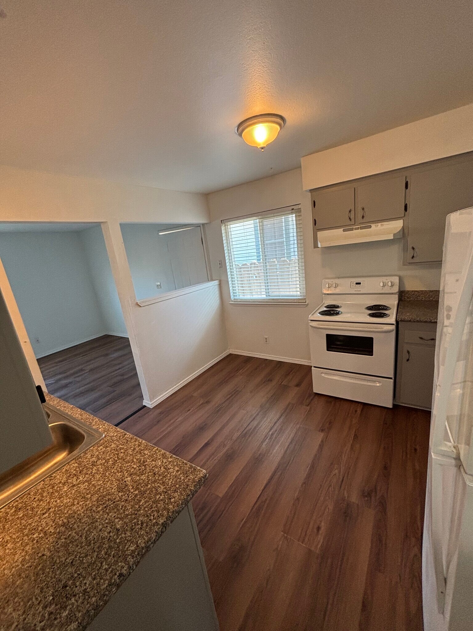 Building Photo - 226 W 20th St