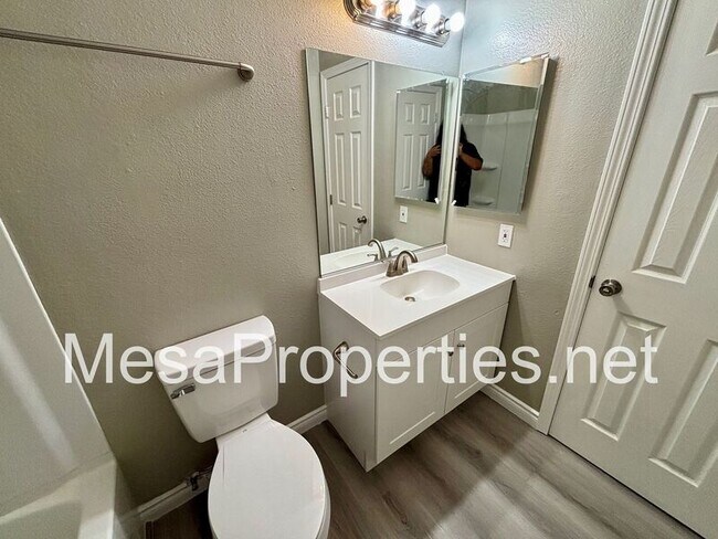 Building Photo - 1749 E Fairfield Ct