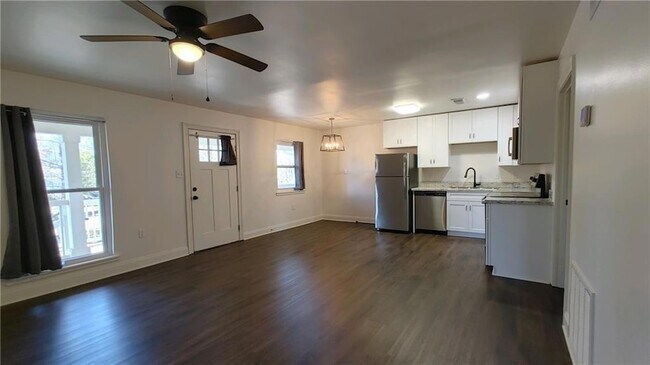 Building Photo - 425 Depre St