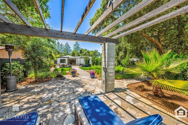 Building Photo - 3 Bedroom Exquisitely Furnished Home