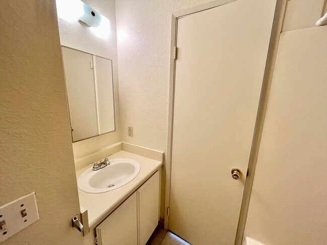 Building Photo - Upstairs 2BD/2BTH with Central A/C, Privat...