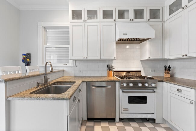 Building Photo - 3438 N Paulina St