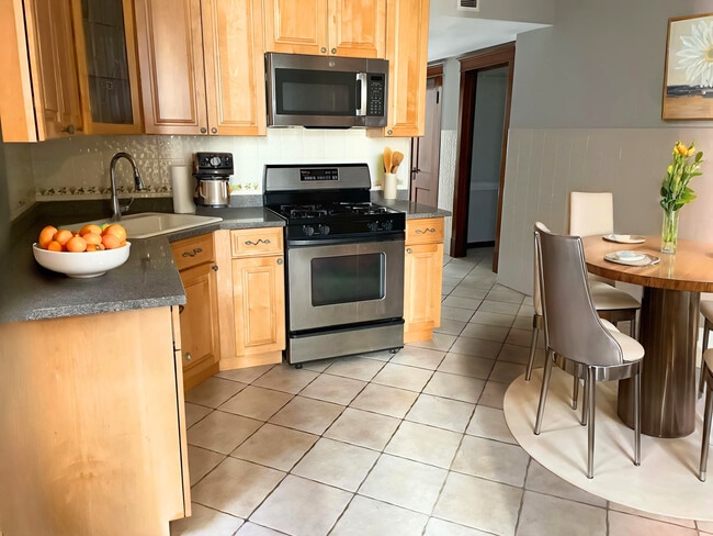 Building Photo - 2340 W Thomas St