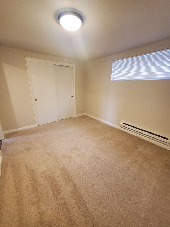 Building Photo - Now Available – Spacious 2 Bed / 1 Bath Ap...