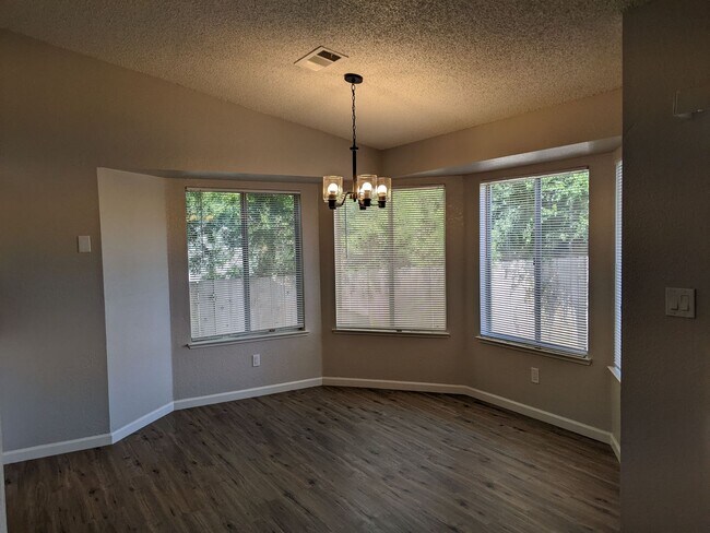 Building Photo - Nice 3 bedroom home, recently updated offe...