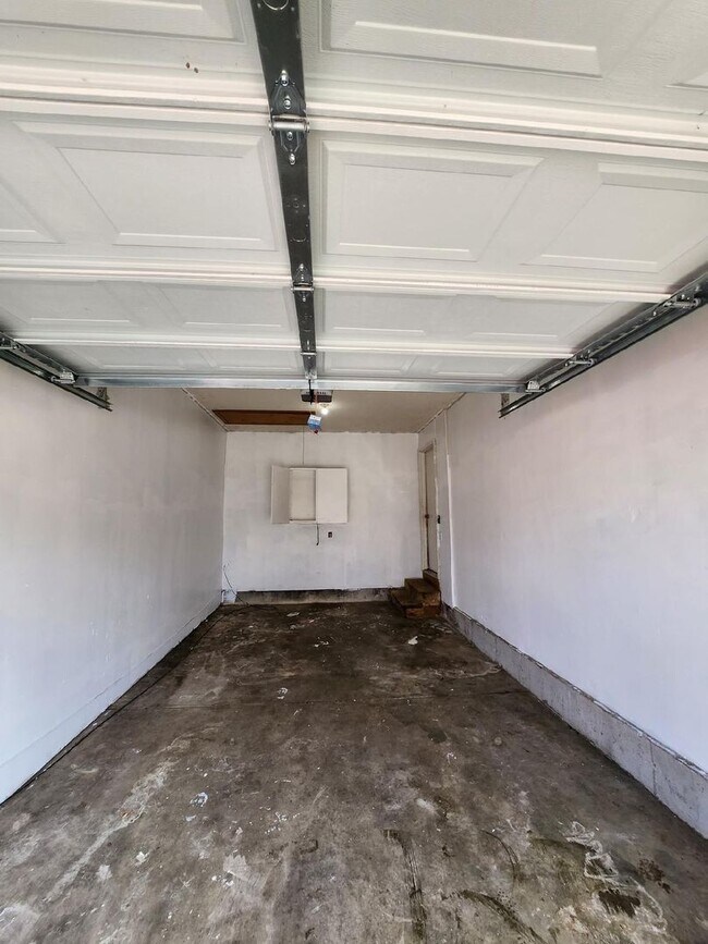 Building Photo - Great 2 bedroom 1 bath Duplex with attached garage