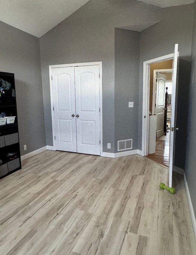 Building Photo - *** Move-in SPECIAL - $2395.00 ***