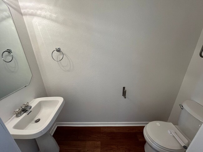 Building Photo - Nice 3 Bedroom 2.5 Bathroom Located In A G...