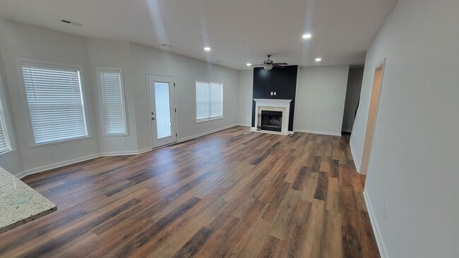 Building Photo - The 5 Bedroom You've Been Looking For!!