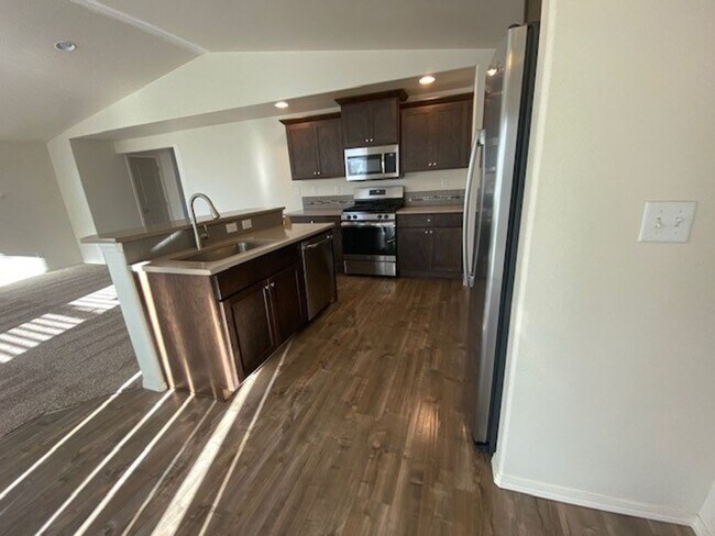 Building Photo - MOVE IN SPECIAL $500 off first month rent ...