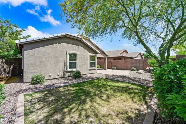 Building Photo - 2209 E Hazeltine Way