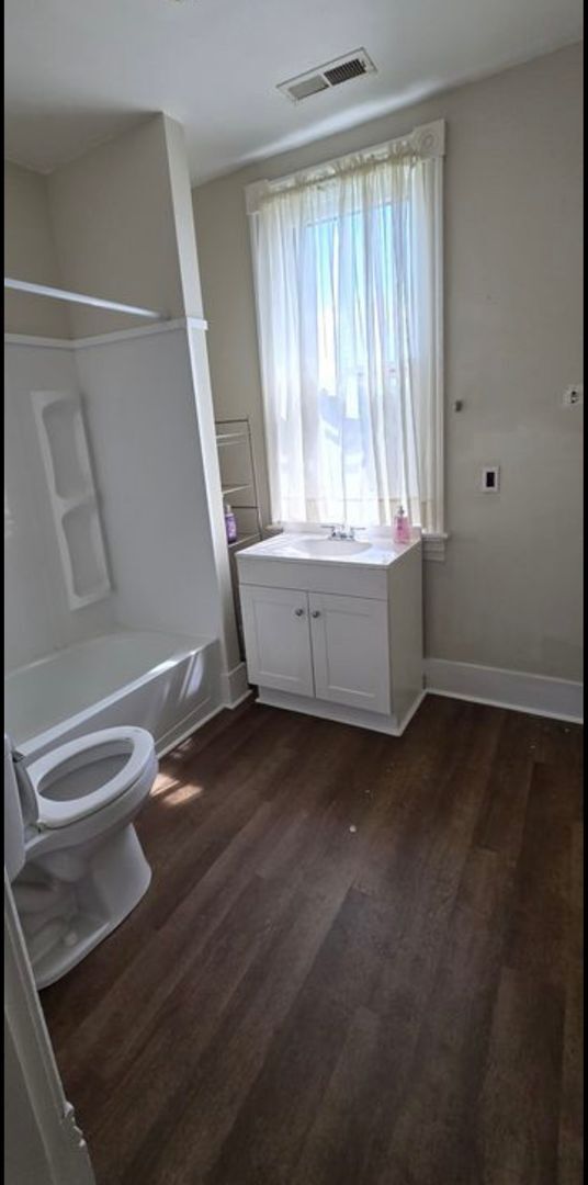 Building Photo - 3 Bedroom || 1 Bathroom Upstairs Duplex Unit