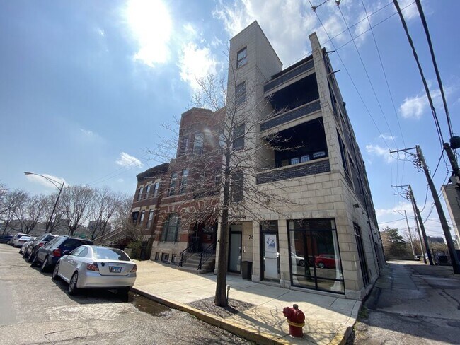 Building Photo - 744 N May St