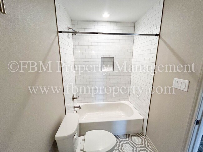 Building Photo - Hidden Creek, Unit 512 - 2 Bedroom, 2 Bathroom Beautiful Apartment Home in Ennis, TX! $500 OFF at...