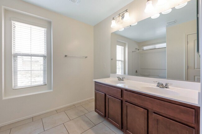 Building Photo - Charming 4 bedroom 3 bath Home in Gilbert!