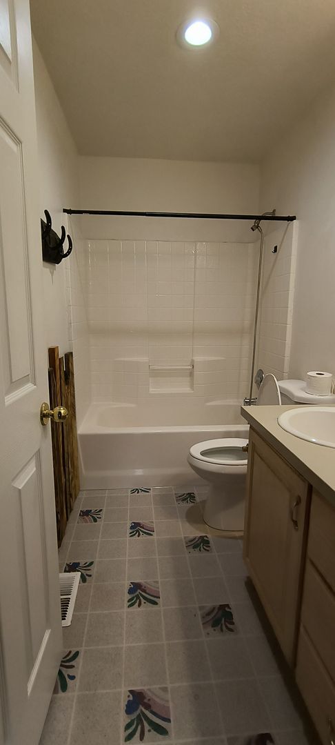 Building Photo - Spacious single family home in a quiet neighborhood