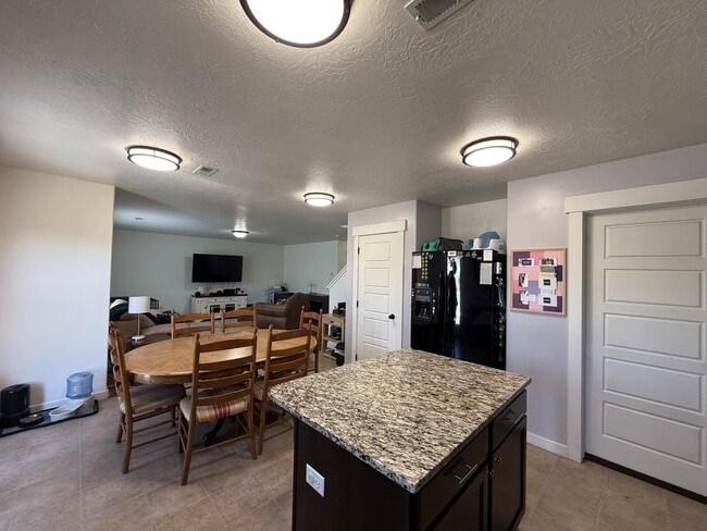 Building Photo - 722 S Willow Park Dr