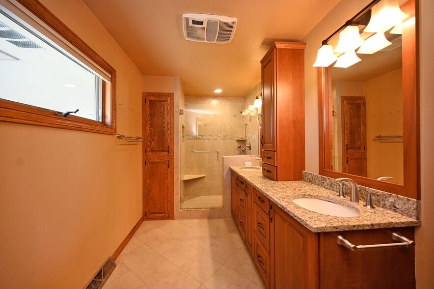 Building Photo - 202 Lac La Belle Dr