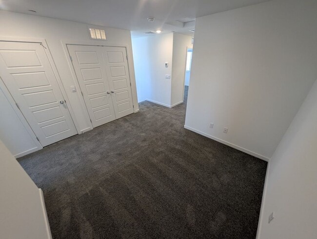 Building Photo - 484 Golden Myna Ave