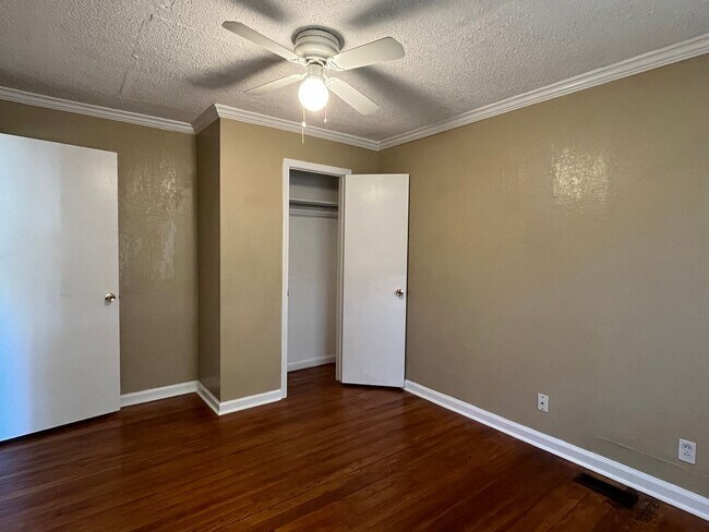 Building Photo - 3 bedroom near Riverside Parks Trail!!