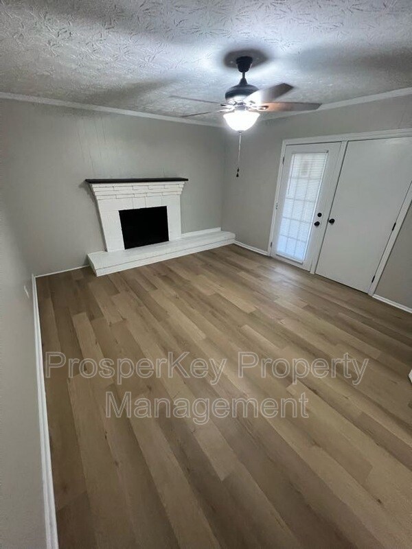 Building Photo - 945 Celia Dr