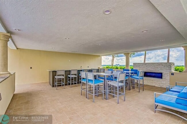 Building Photo - 2640 Lake Shore Dr