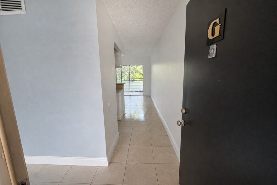 Building Photo - 5332 NE 6th Ave