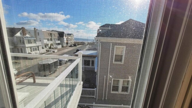 Building Photo - 104 S Avolyn Ave