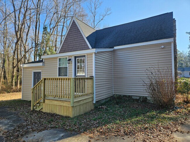 Building Photo - Like Brand New 3 Bedroom 2 Bath Home in Sandston!