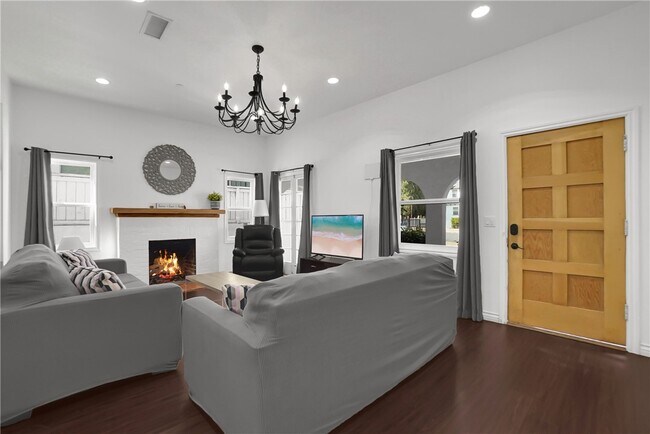 Building Photo - 2718 W Grand Ave