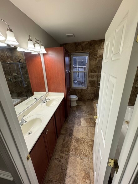 Building Photo - 414 S Augusta Ave