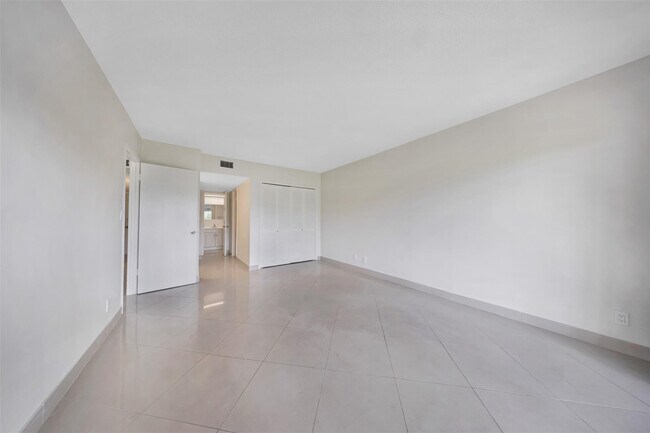 Building Photo - 2850 N Palm Aire Dr