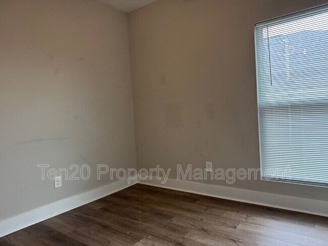 Building Photo - 1346 Ingersoll Dr