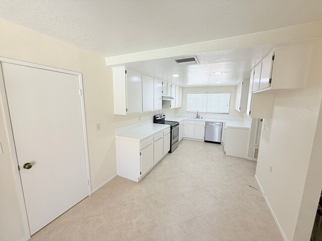 Building Photo - Spacious Pool Home In the Desired Los Comp...