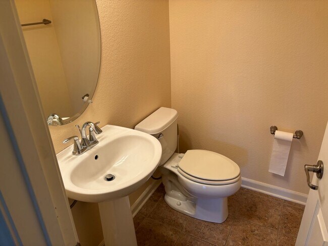 Building Photo - Wonderful 3 bedroom + Loft, 2.5 bathroom h...