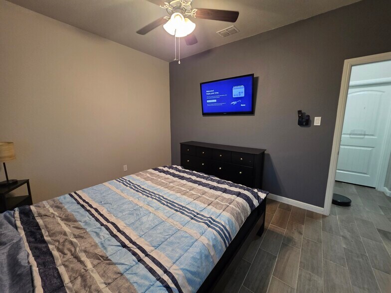 Building Photo - 9136 Grovehurst Rd