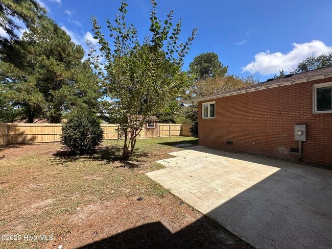 Building Photo - 106 Lake Dr
