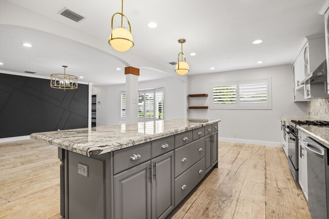 Building Photo - 4215 Roosevelt St