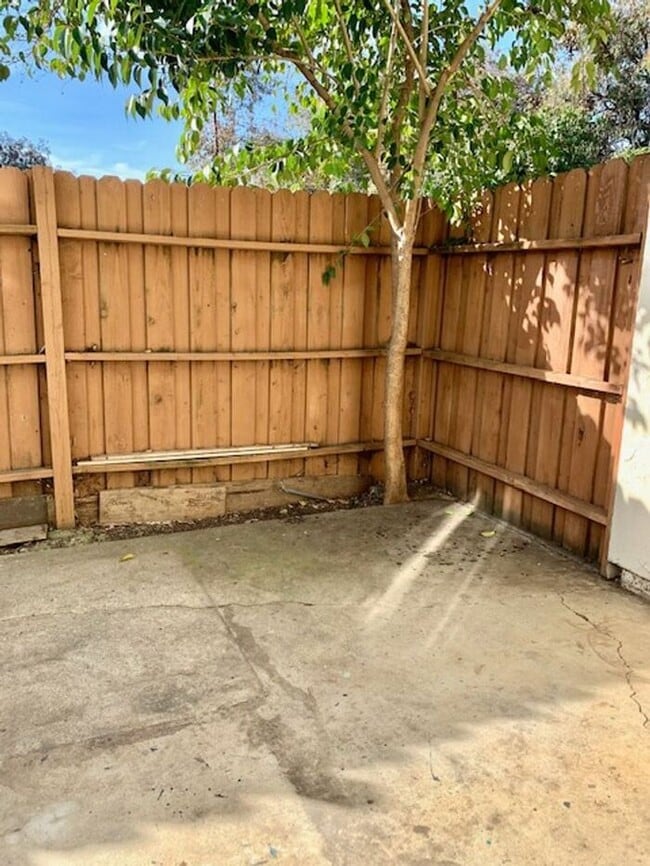 Building Photo - Nice 2 Bedroom 1 Bathroom Condo in Fairfield - AVAILABLE NOW!!