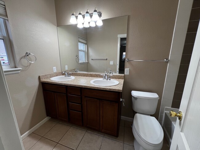 Double sink Master Bathroom - 5021 Mountain Man Ln