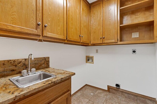 Building Photo - 850 Mission Hills Dr