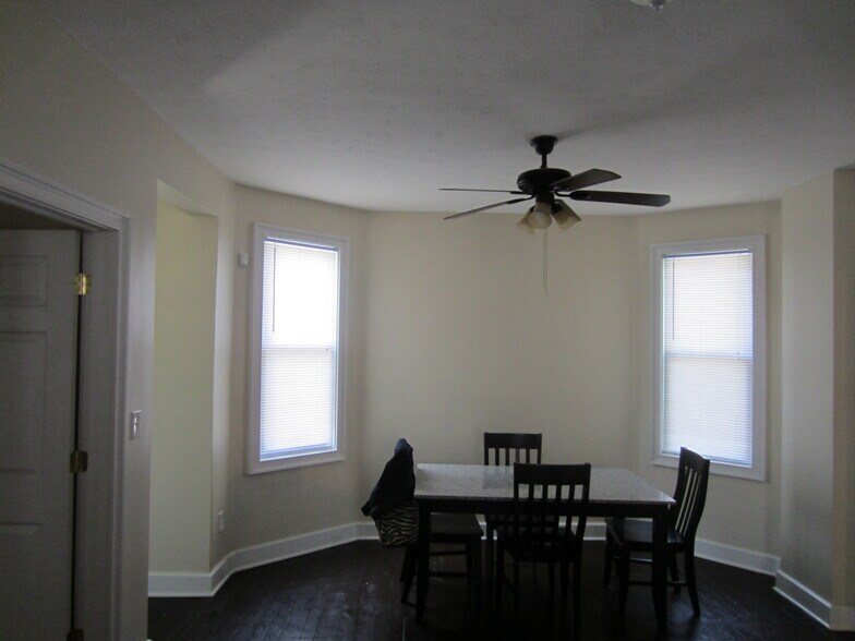 Building Photo - 1654 Holmden Ave